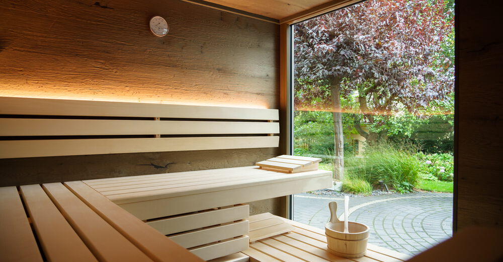 Individuelle Sauna nach Maß mit Panoramafenster in den Garten